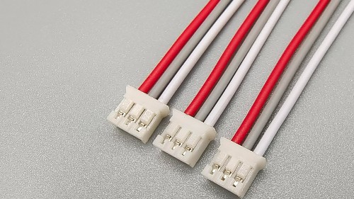 电子线是电气设备武器装备用电缆电线中的一类，在电子线的归类下又有很多不一样规范、不一样型号的差别，电子线的主要用途关键用以电子设备、工业设备、缺点工程项目的內部电极连接线，其构造主要是电导体与电缆护套，归属于非常简单的构造，市场的需求也是很大，因而在销售市场上十分广泛，价钱也是较为全透明，电子线的型号十分多，但并不是每一个型号各生产厂家都是有有关认证，在购置电子线时，必须留意的是一定要让生产厂家出示商品认证和环境保护汇报，拥有这两个基本上资质证书就能确保不容易购到以次充好的电子线商品。 